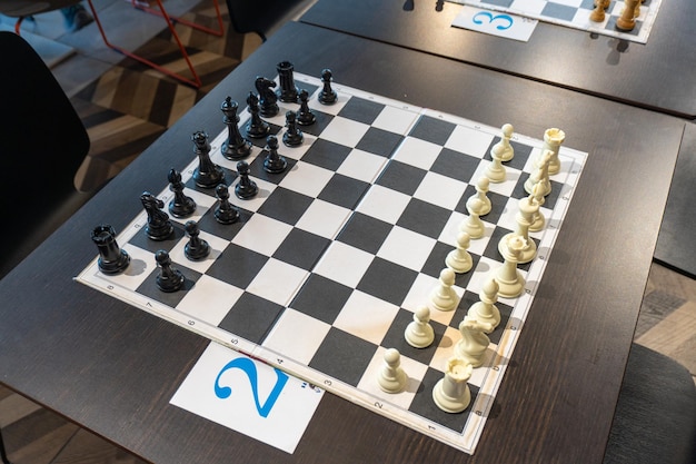 체스 보드 게임 경쟁 성공 플레이 전략 관리 또는 리더십 개념.