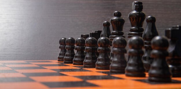 Photo chess chips on wooden board with concepts of victory strategy preparation organization