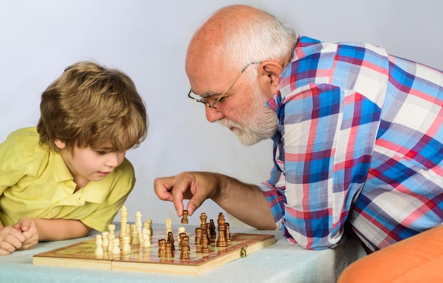 Дед с внуком играют в шашки. Chess Player grandfather and grandson.