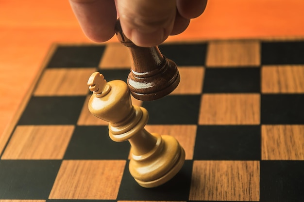 아이디어를 위한 체스 보드 게임 개념의 체스 그림