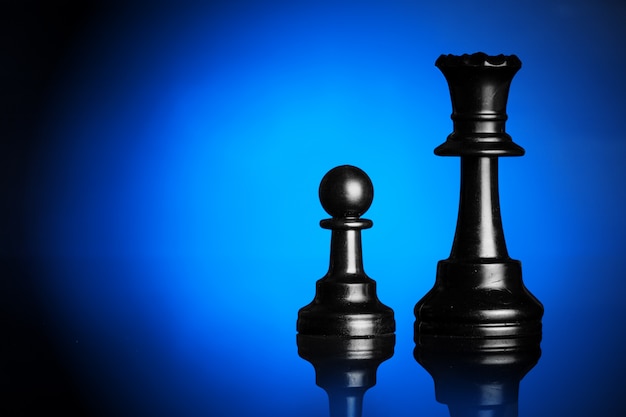 블루 백라이트와 검은 체스 피규어