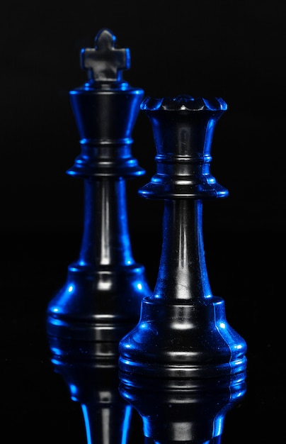 사진 블루 백라이트와 검은 체스 피규어