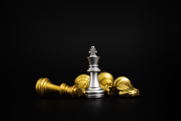 Шахматная игра золото и серебро на черном фоне