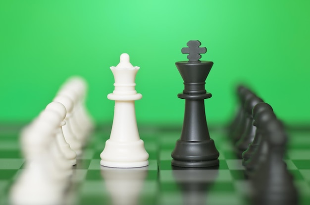 Foto gioco di scacchi e sfondo verde
