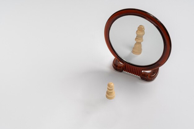 Foto una pedina di scacchi davanti allo specchio