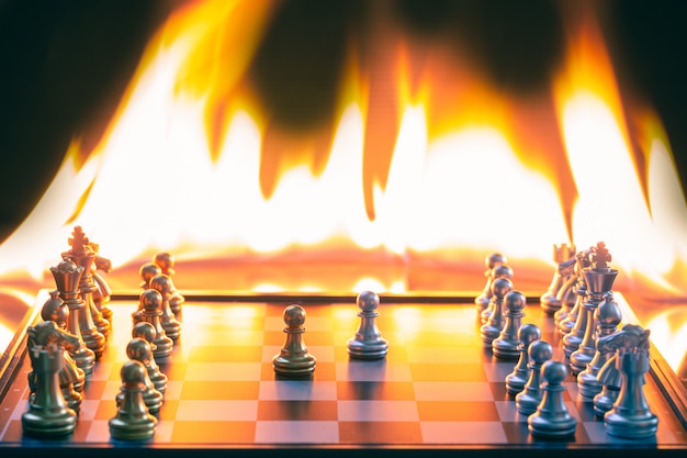 銀と金の両方のチェスゲームは非常に熱くディテールブラーを競います