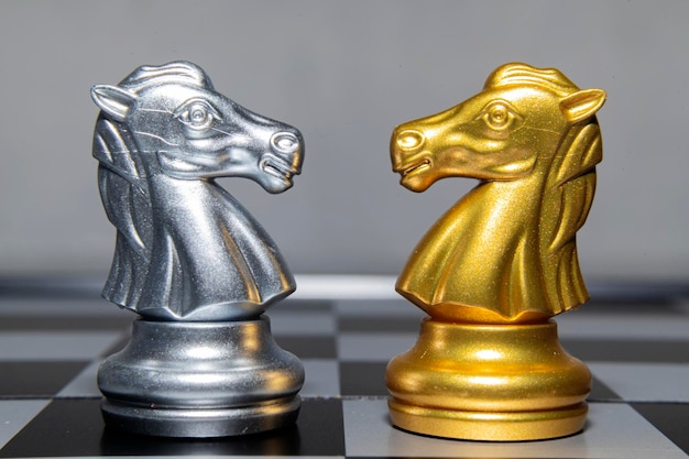 Шахматы — это стратегическая и интеллектуальная настольная игра, зародившаяся в Индии, в которую играют два человека на шахматной доске.