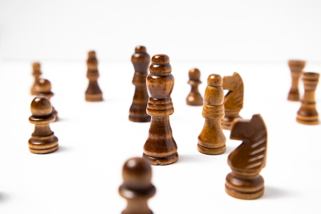 Paesaggio di scacchi su sfondo bianco gli scacchi sono un gioco da tavolo per due giocatori
