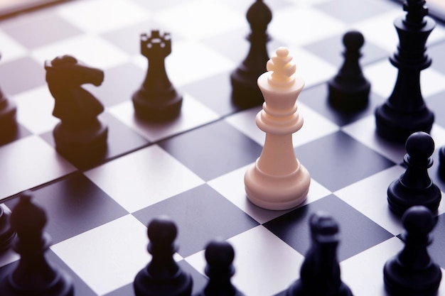 アイデアと競争と戦略のためのチェス盤のチェスの駒。ビジネスの成功の概念