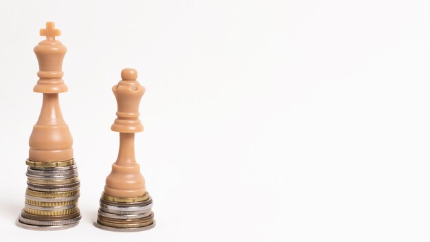 Photo chess pieces king and queen inequality concept with copy space