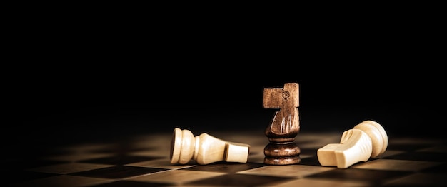 Шахматные фигуры стоят с командными концепциями вызова и лидерства