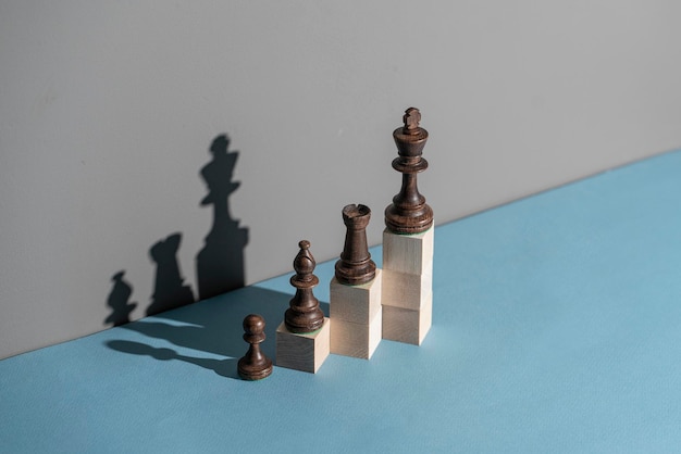 성장 그래프 팀 리더십을 만드는 나무 큐브에 체스 조각