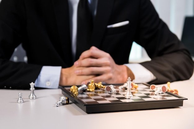 Foto la strategia degli scacchi è come se gli uomini d'affari di pianificazione aziendale competitiva decidono come rendere un'azienda di successo, la leadership e l'intelligenza sono essenziali per portare tutti al successo