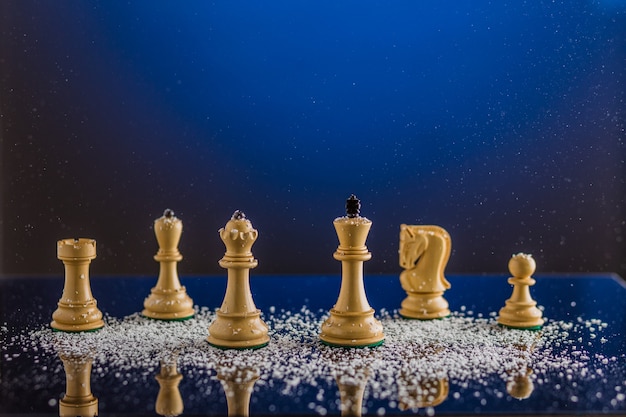 Шахматная доска и шахматные фигуры, настольная игра стратегического интеллекта