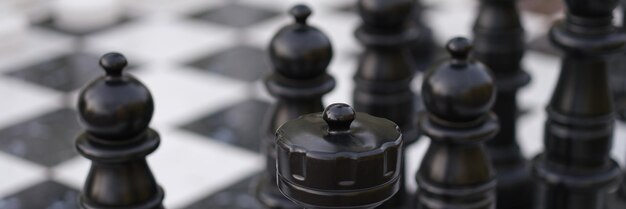 chessmen 체스 블랙에 대한 흰색 체스 전투와 체스 판