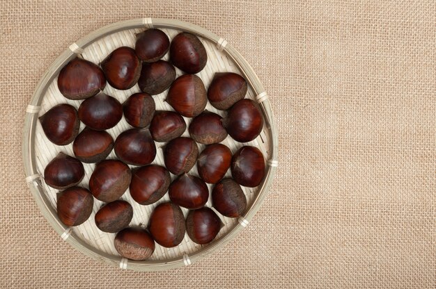 Castagne in cesto di bambù