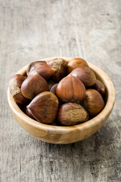 Castagne in una ciotola su di legno