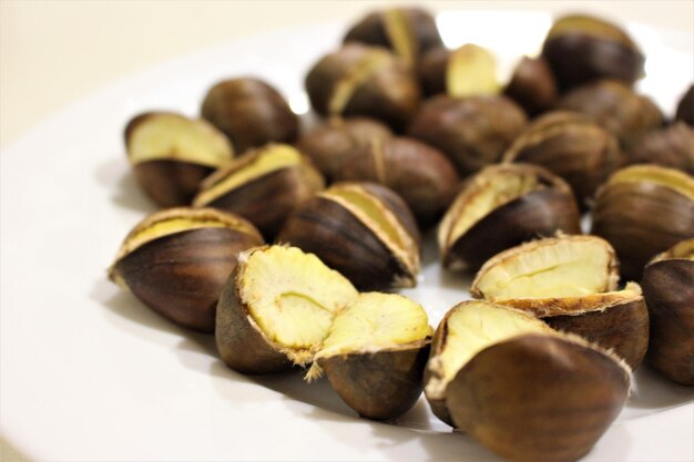 Foto castagne pronte da mangiare in autunno