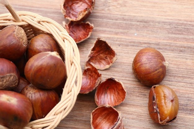 Semi di castagne su legno