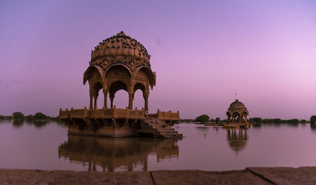 Foto gazebo in pietra di chhatri nel lago contro il cielo