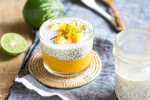 Chia in huisgemaakte sojamelk met mangopuree en mango chunk