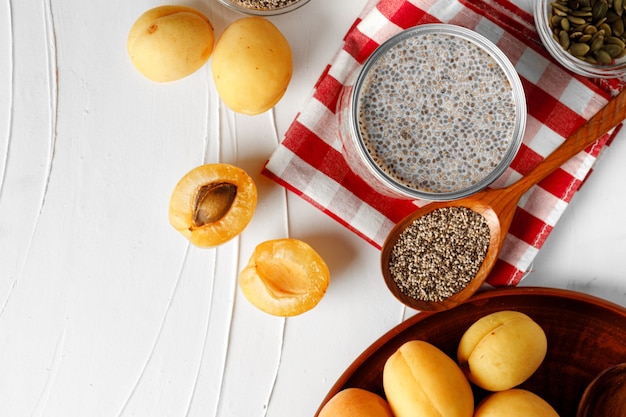 Chia pudding en rauwe chiazaden op tafel