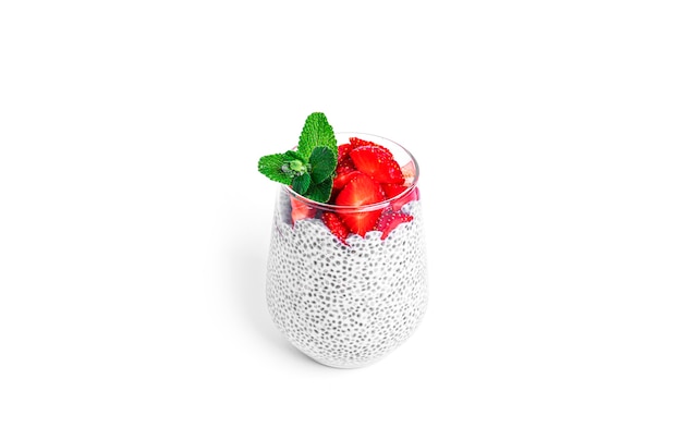 Chia pudding met aardbeien geïsoleerd. Meerlagig gezond dessert. Chia-mousse.