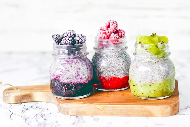 Chia pudding met bessen, frambozensaus, kiwisaus, bramensaus