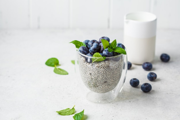 Chia pudding met bosbessen en munt in glas