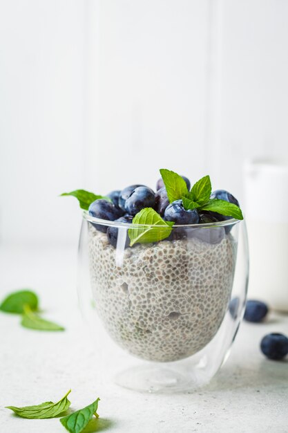 Chia pudding met bosbessen en munt in glas