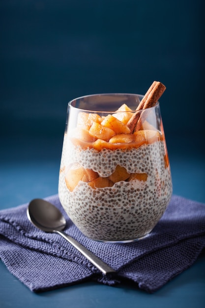 Chia pudding met kaneel gestoofde appels en pindakaas