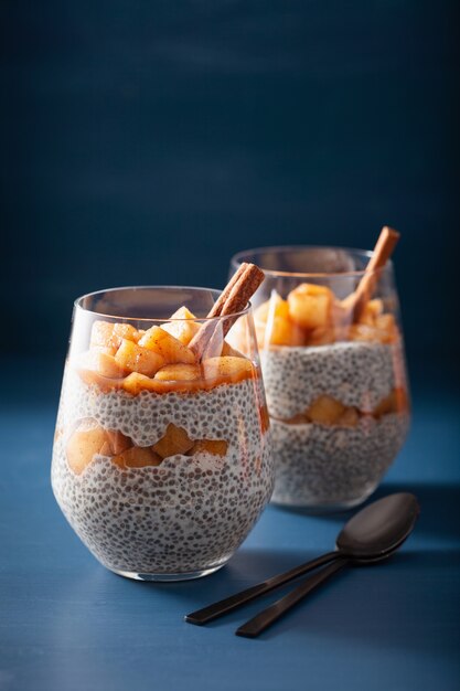 Chia pudding met kaneel gestoofde appels en pindakaas