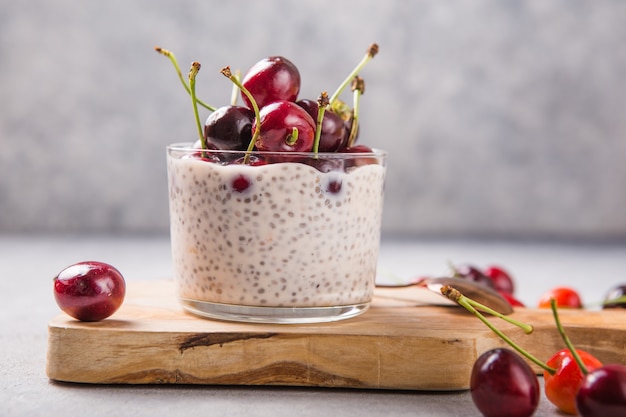 Chia pudding met kersen, natuurlijke yoghurt.