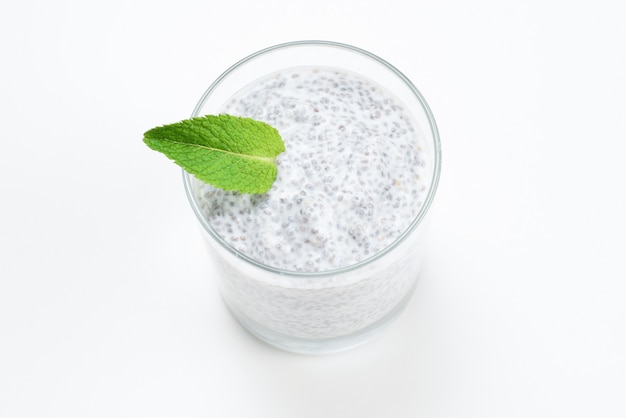 Chia pudding met munt op een witte achtergrond.