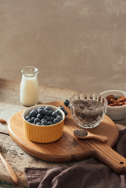 Budino di chia con frutti di bosco freschi e latte di mandorle. concetto di superfood. dieta vegana, vegetariana e sana con prodotti biologici