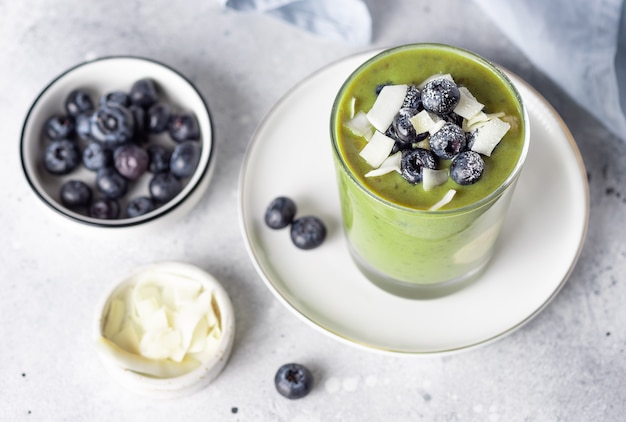 Budino di chia con polvere di superfood verde, banana, mirtilli e scaglie di cocco