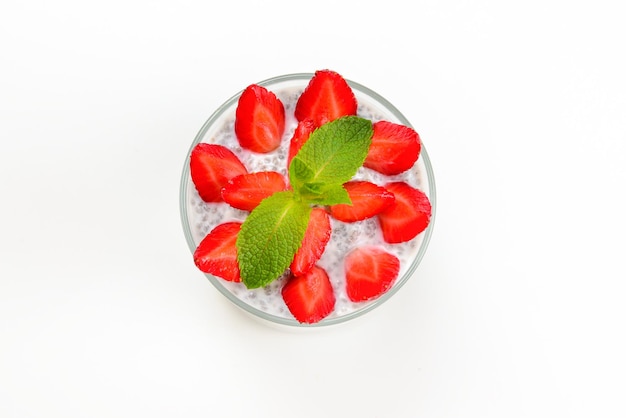텍스트 또는 디자인을 위한 흰색 배경 공간에 딸기와 민트를 넣은 치아 푸딩
