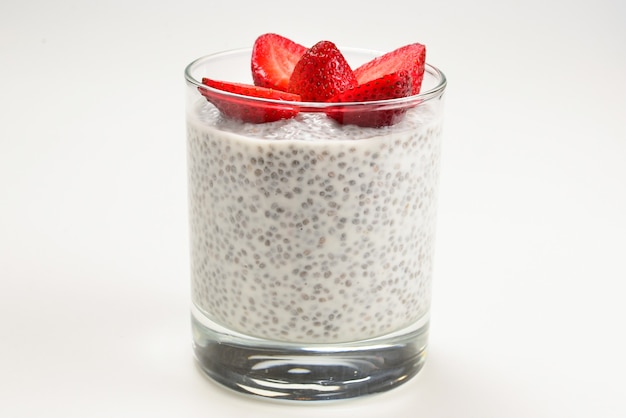 Budino di chia con fragola su sfondo bianco. spazio per testo o design.