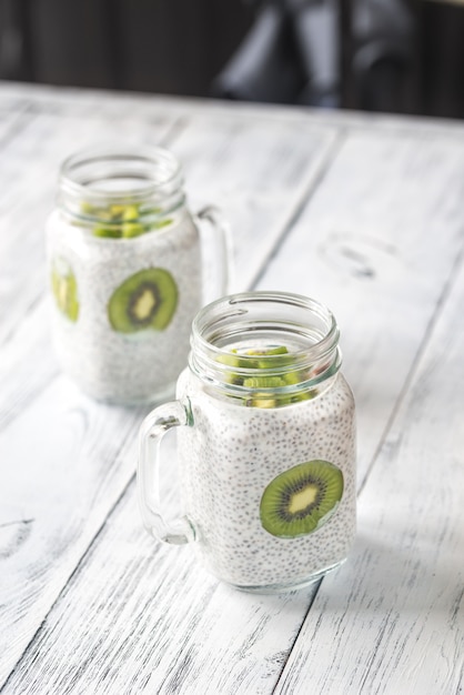 Chia seed puddings with kiwifruit slices