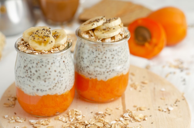 Chia-yoghurtpudding met abrikoos en banaan.