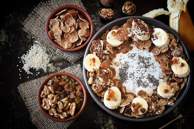 Chia yogurt with banana and muesli.