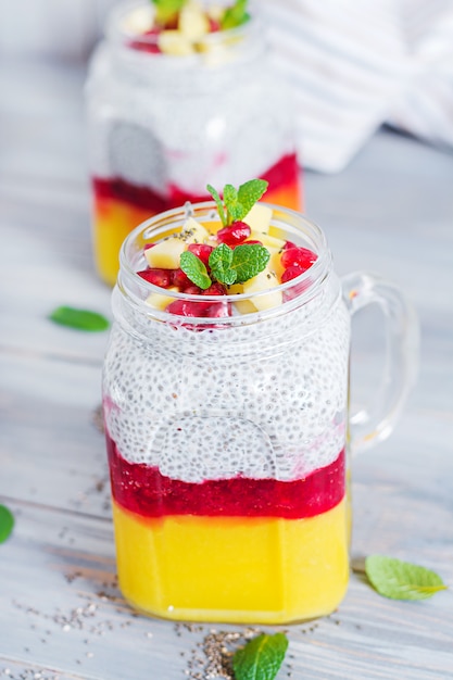 Chia zaadpudding in pot met mango