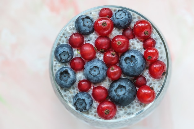 Chia zaadpudding met bosbessen en rode bessen in een glas