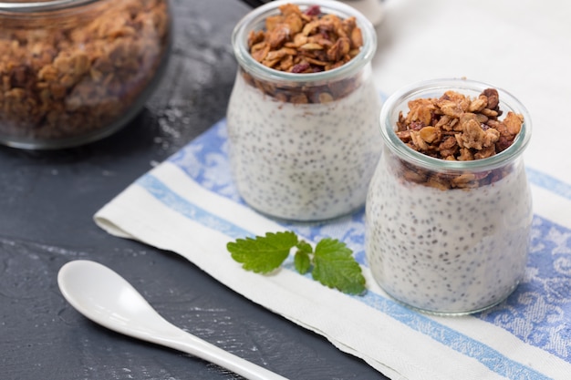 Chia-zaadpudding met granola in een glaskruik