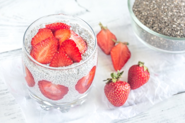 Chia-zaadpudding met plakjes aardbei