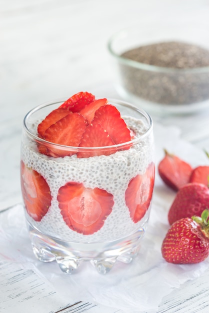 Chia-zaadpudding met plakjes aardbei