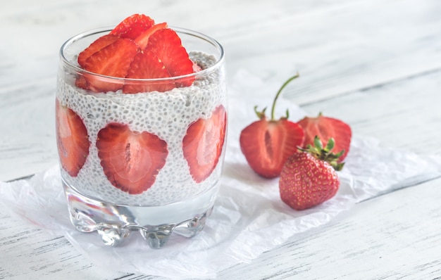 Chia-zaadpudding met plakjes aardbei