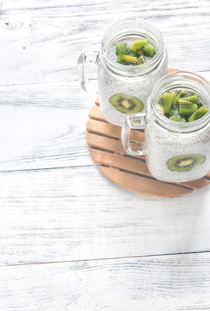 Chia-zaadpudding met plakjes kiwi