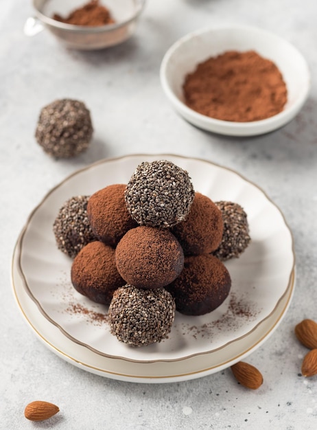 Chia zaden cacao bliss balls geserveerd op een witte plaat gezond rauw veganistisch dessert