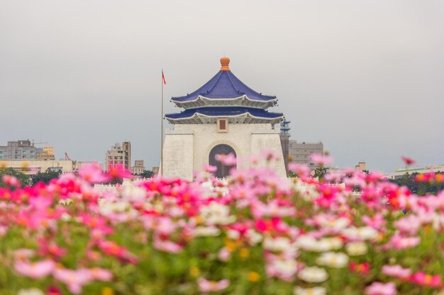 Photo chiang kai shek memorial hall taiwan a famous monument landmark and tourist attraction erected in memory of generalissimo chiang kaishek